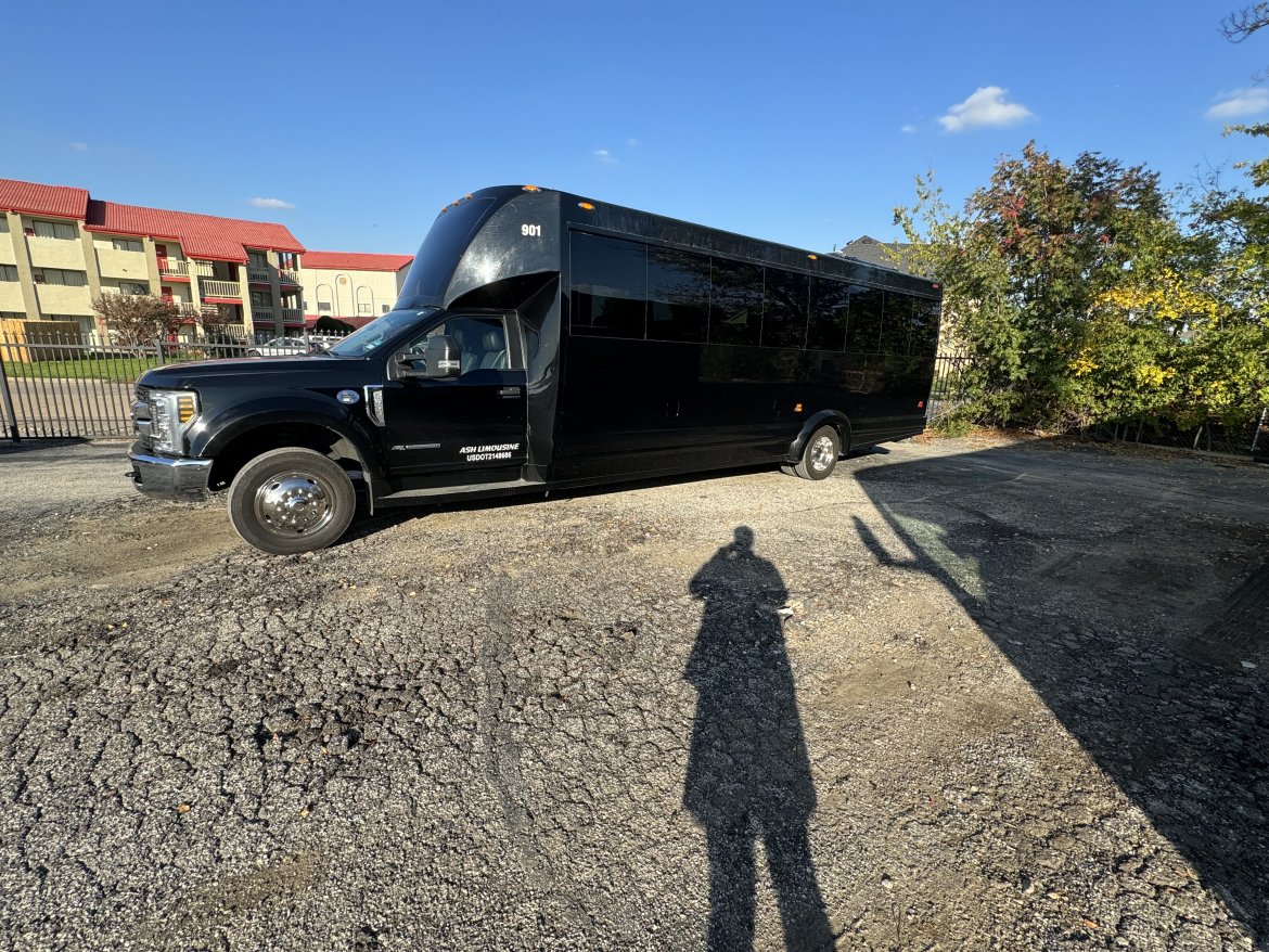 Used 2018 Ford F550 Shuttle Bus