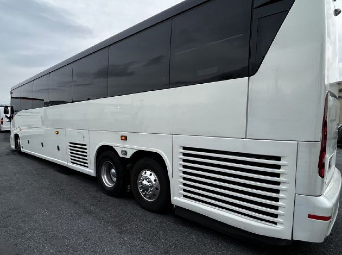 Used Global Limo & Bus Sales 2015 MCI J4500 12.8L Diesel Highway Coach For Sale