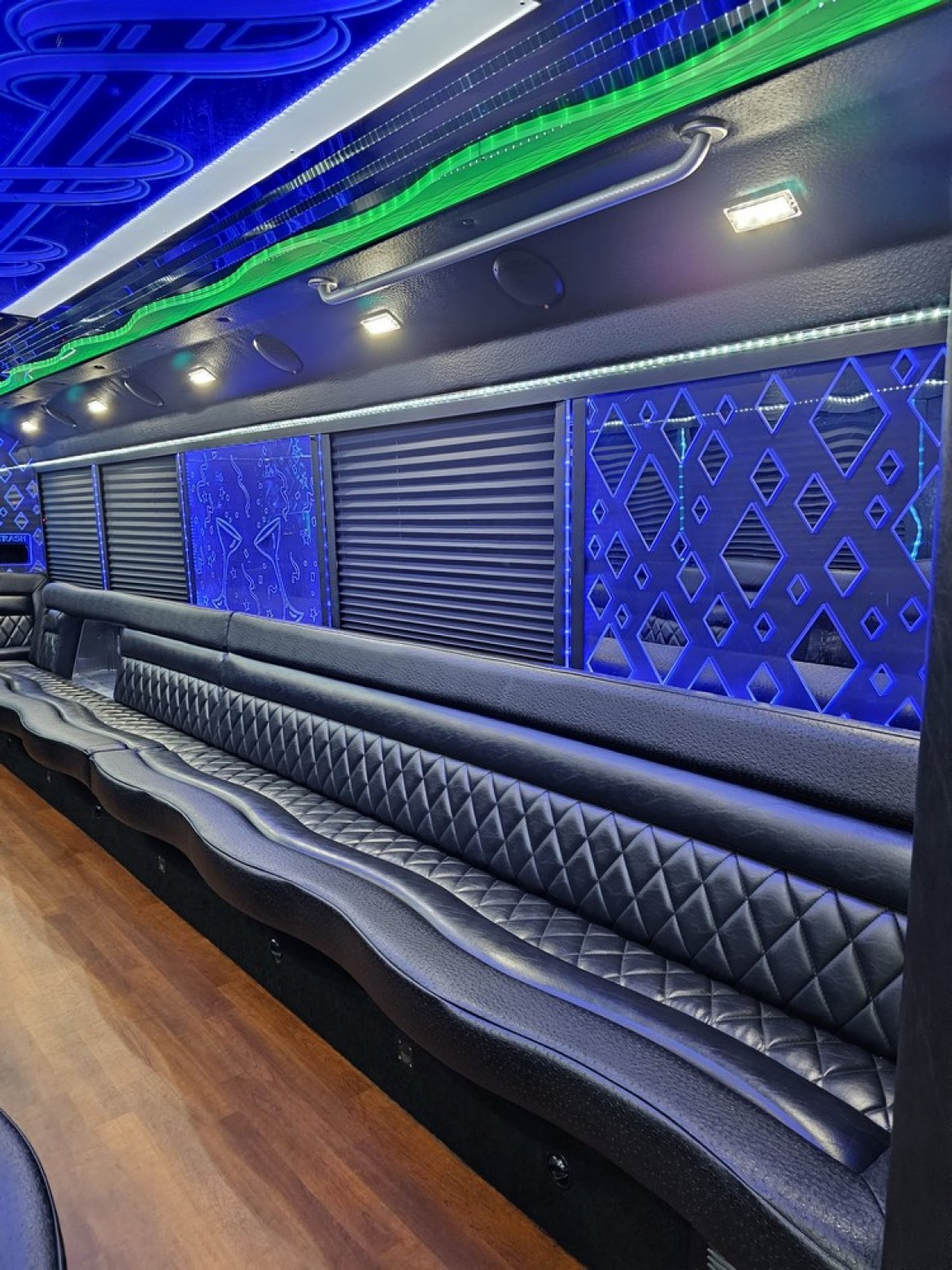 Used 2013 White Ford F550 Limo Bus - 28 Passenger