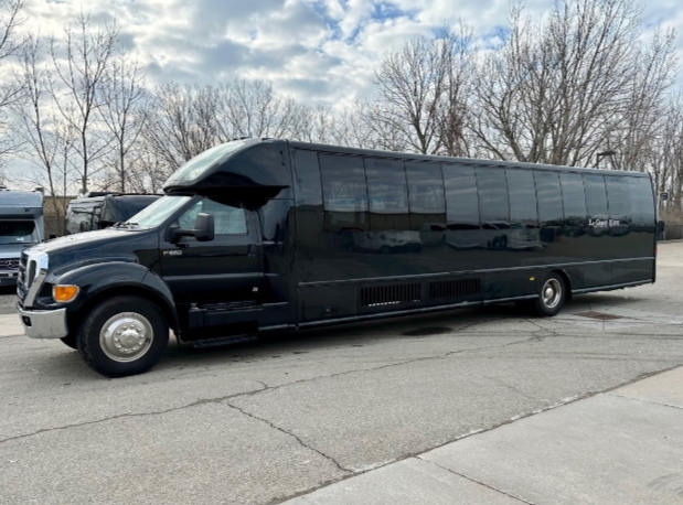 2015 Ford F-650 by Turtle Top